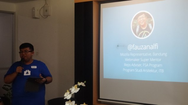 Fauzan giving a talk about Webmaker and Firefox Student Ambassadors program. Photo by Fauzan